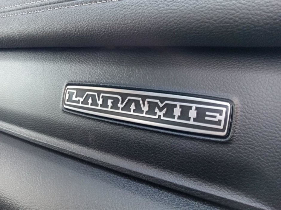 2024 Ram 5500 Chassis LARAMIE IN PEARL WHITE EQUIPPED WITH A 6.7L CUMMINS TURBO DIESEL , 4X4 , 6SPD AISIN HD AUTO , 19INCH RIMS , TANDEM TANKS, LARAMI-24