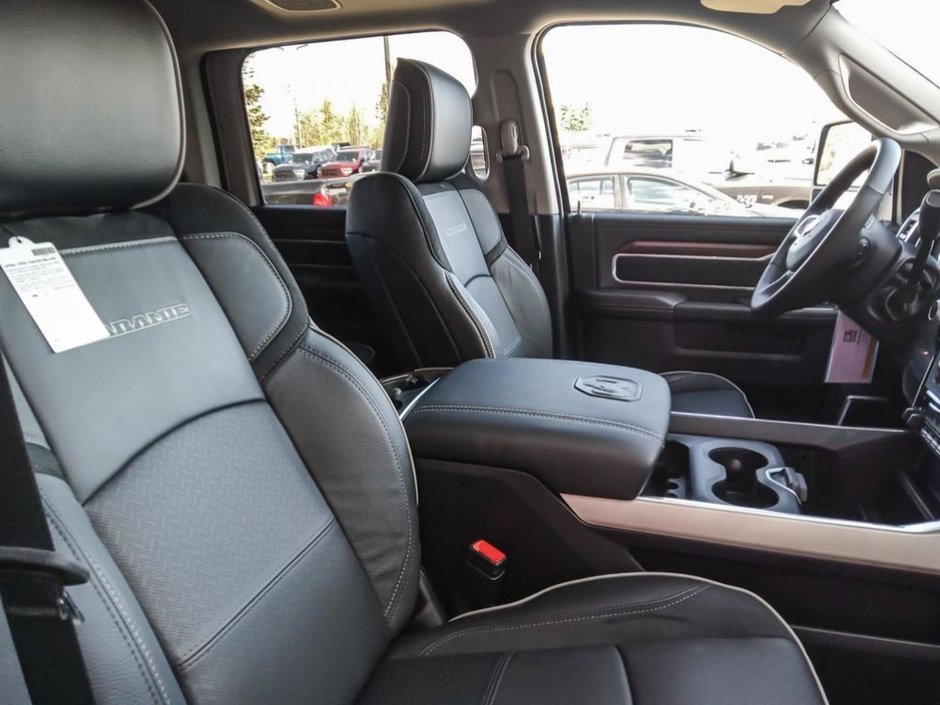 2024 Ram 5500 Chassis LARAMIE IN BRIGHT WHITE EQUIPPED WITH A 6.7L CUMMINS TURBO DIESEL I6 , 4X4 , 6SPD AISIN HD AUTO , LEATHER HEATED/VENTED SEATS ,-23