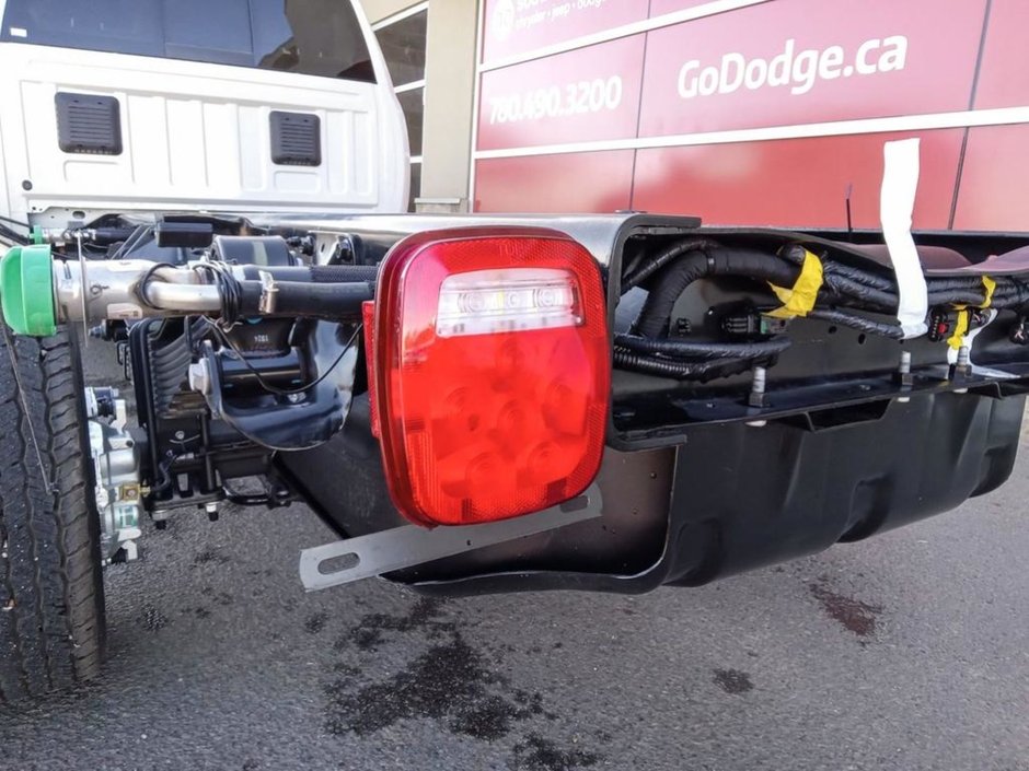 2024 Ram 5500 Chassis LARAMIE IN PEARL WHITE EQUIPPED WITH A 6.7L CUMMINS TURBO DIESEL I6 , 4X4 , 6SPD AISIN HD AUTO , 19INCH RIMS , TANDEM TANKS , LA-12