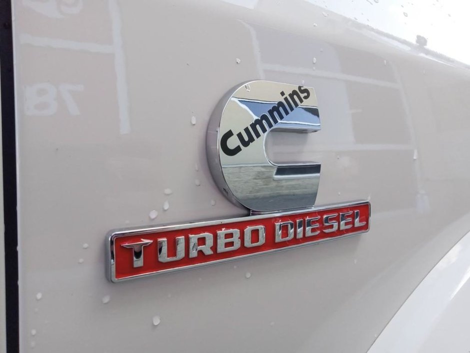 2024 Ram 5500 Chassis LARAMIE IN PEARL WHITE EQUIPPED WITH A 6.7L CUMMINS TURBO DIESEL I6 , 4X4 , 6SPD AISIN HD AUTO , 19INCH RIMS , TANDEM TANKS , LA-11