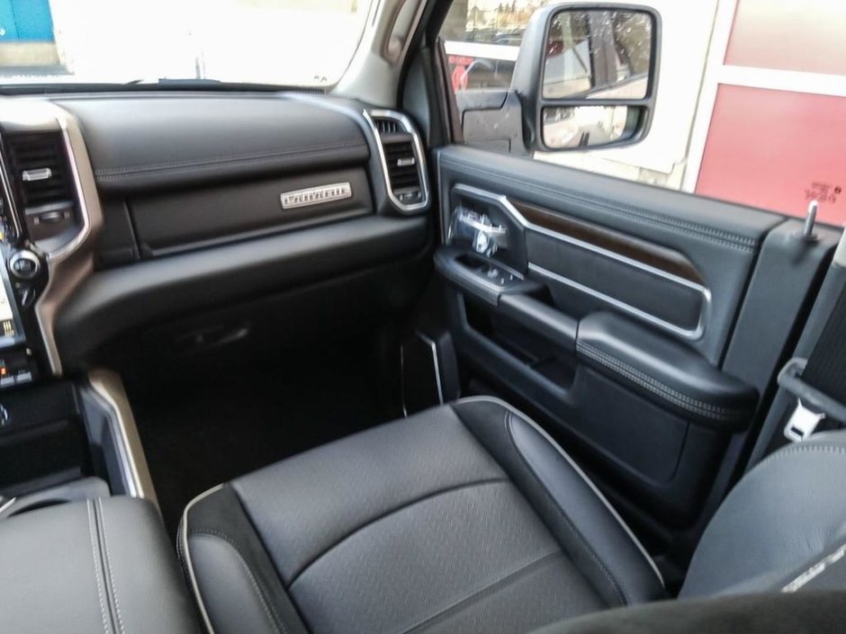 2024 Ram 5500 Chassis LARAMIE IN PEARL WHITE EQUIPPED WITH A 6.7L CUMMINS TURBO DIESEL I6 , 4X4 , 6SPD AISIN HD AUTO , 19INCH RIMS , TANDEM TANKS , LA-26