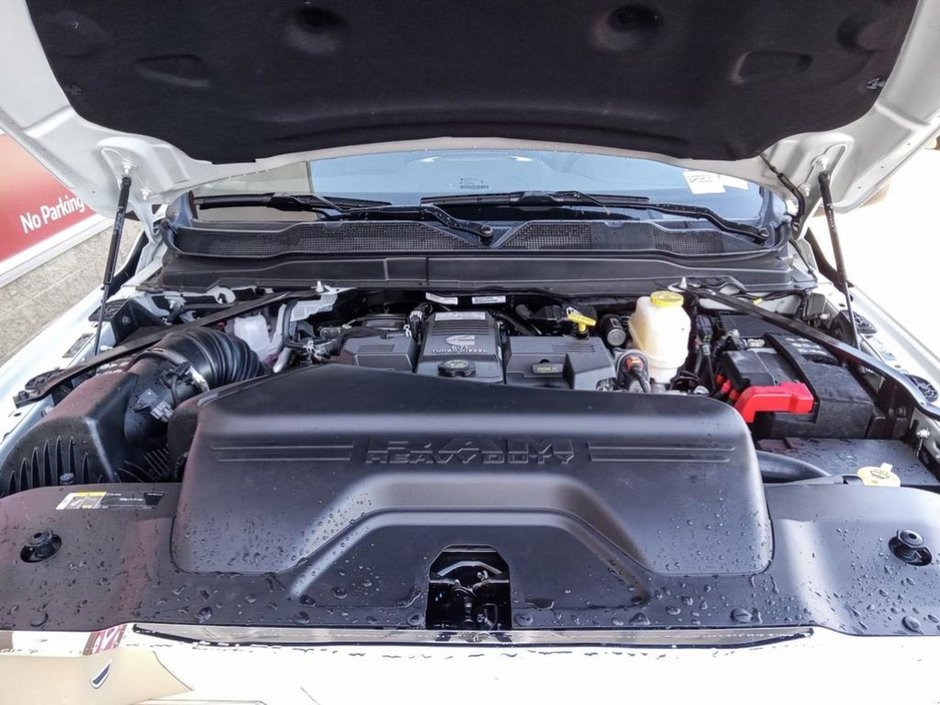 2024 Ram 5500 Chassis LARAMIE IN PEARL WHITE EQUIPPED WITH A 6.7L CUMMINS TURBO DIESEL I6 , 4X4 , 6SPD AISIN HD AUTO , 19INCH RIMS , TANDEM TANKS , LA-13