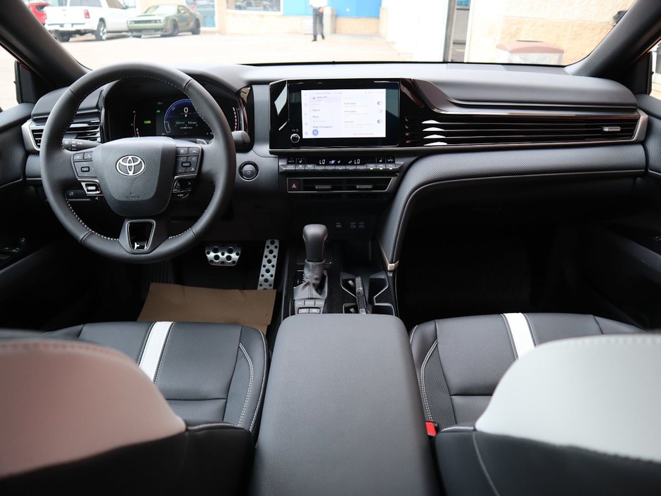 2025 Toyota Camry SE IN CHERRY RED EQUIPPED WITH A 2.5L HYBRID E4 ENGINE , FWD , CVT AUTO , SYNTHETIC LEATHER HEATED SEATS , DIGITAL DASH , BACKUP-23