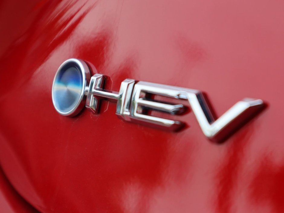 2025 Toyota Camry SE IN CHERRY RED EQUIPPED WITH A 2.5L HYBRID E4 ENGINE , FWD , CVT AUTO , SYNTHETIC LEATHER HEATED SEATS , DIGITAL DASH , BACKUP-14