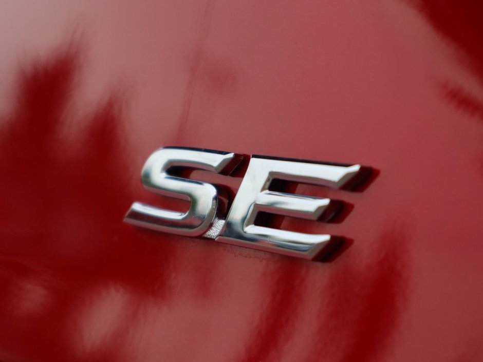 2025 Toyota Camry SE IN CHERRY RED EQUIPPED WITH A 2.5L HYBRID E4 ENGINE , FWD , CVT AUTO , SYNTHETIC LEATHER HEATED SEATS , DIGITAL DASH , BACKUP-13