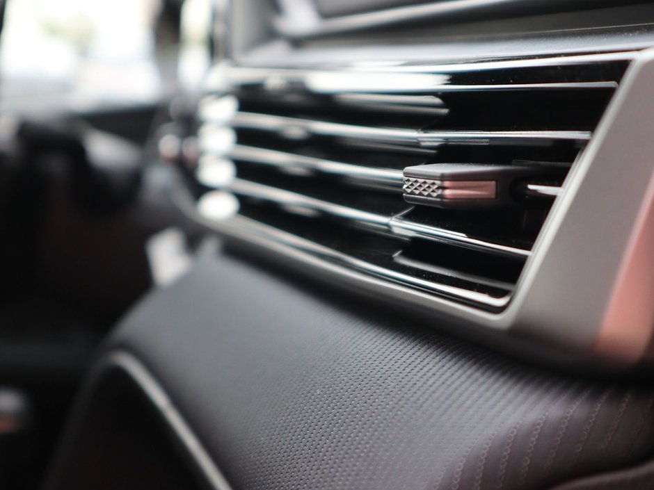 2025 Toyota Camry SE IN CHERRY RED EQUIPPED WITH A 2.5L HYBRID E4 ENGINE , FWD , CVT AUTO , SYNTHETIC LEATHER HEATED SEATS , DIGITAL DASH , BACKUP-22