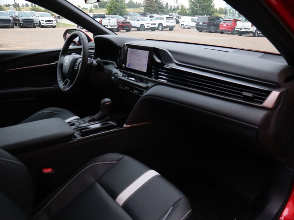 2025 Toyota Camry SE IN CHERRY RED EQUIPPED WITH A 2.5L HYBRID E4 ENGINE , FWD , CVT AUTO , SYNTHETIC LEATHER HEATED SEATS , DIGITAL DASH , BACKUP-21