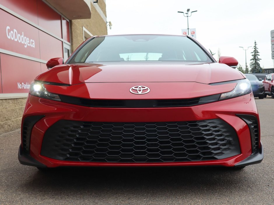 2025 Toyota Camry SE IN CHERRY RED EQUIPPED WITH A 2.5L HYBRID E4 ENGINE , FWD , CVT AUTO , SYNTHETIC LEATHER HEATED SEATS , DIGITAL DASH , BACKUP-1