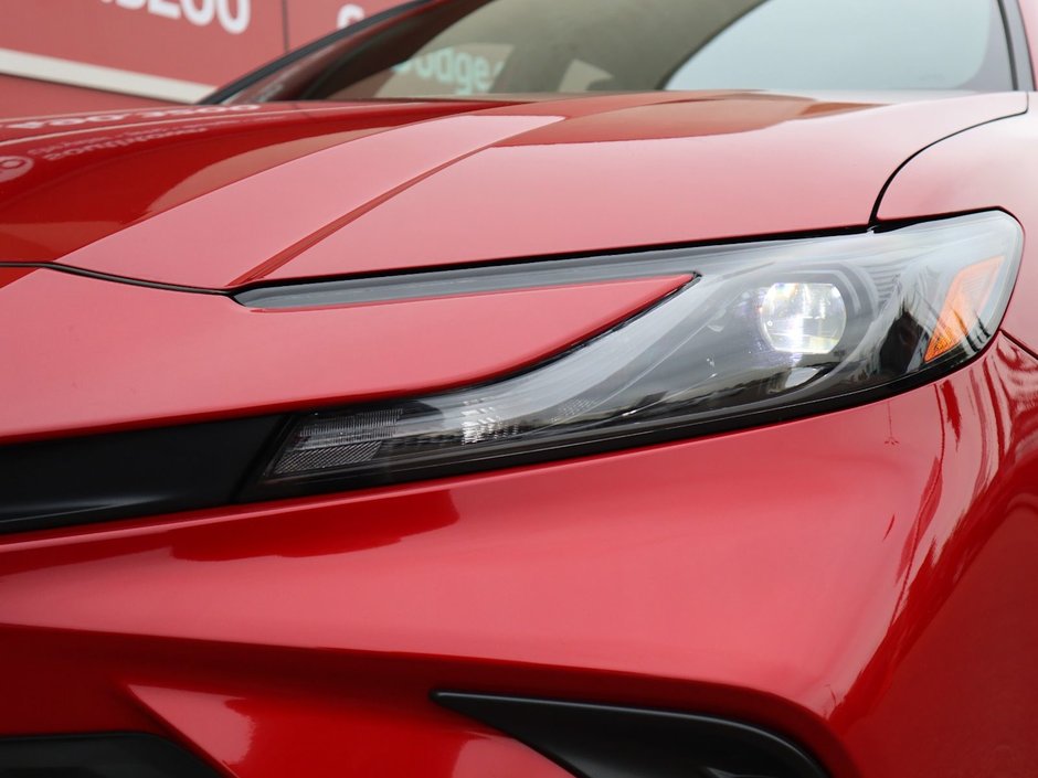 2025 Toyota Camry SE IN CHERRY RED EQUIPPED WITH A 2.5L HYBRID E4 ENGINE , FWD , CVT AUTO , SYNTHETIC LEATHER HEATED SEATS , DIGITAL DASH , BACKUP-3