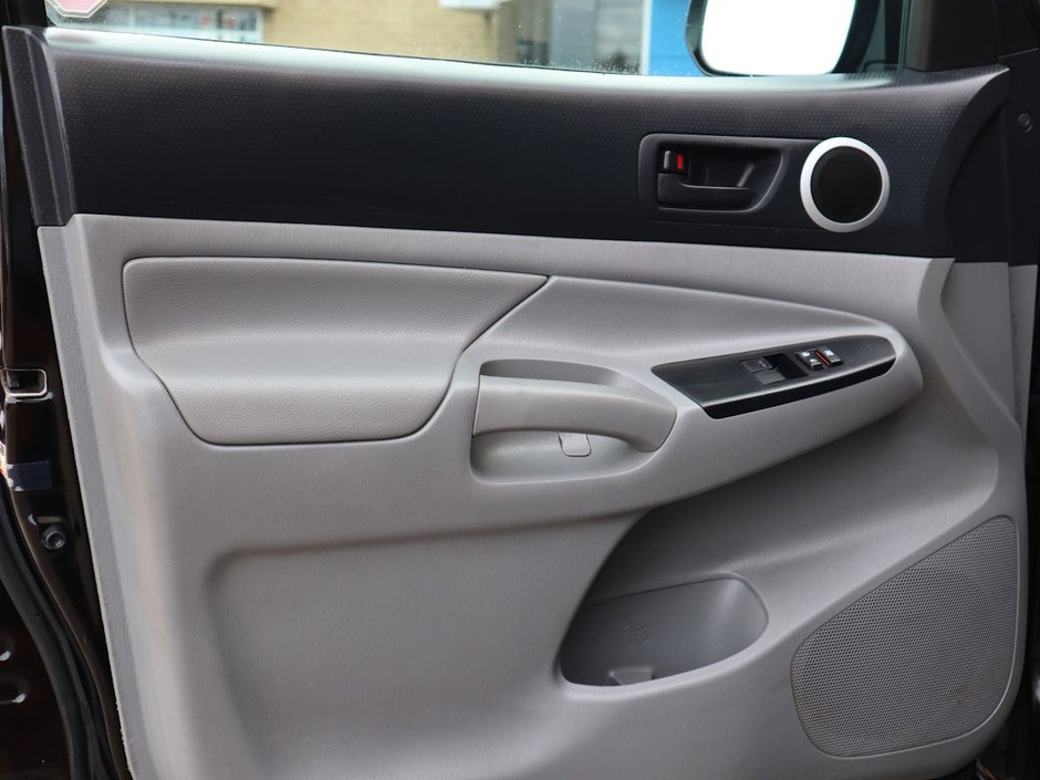 2014 Toyota Tacoma X RUNNER - MANUAL, BLACK, MANUAL, 4.0L V6, SUPER LOW KMS, RARE!-12