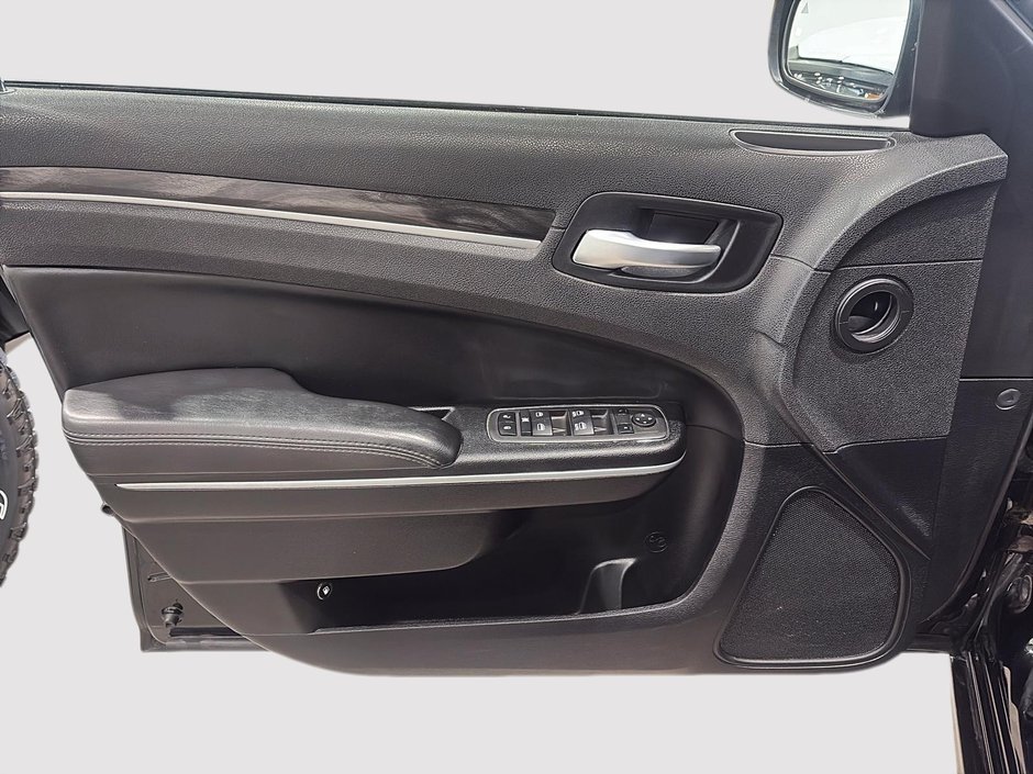 2022 Chrysler 300 Touring L AWD-9