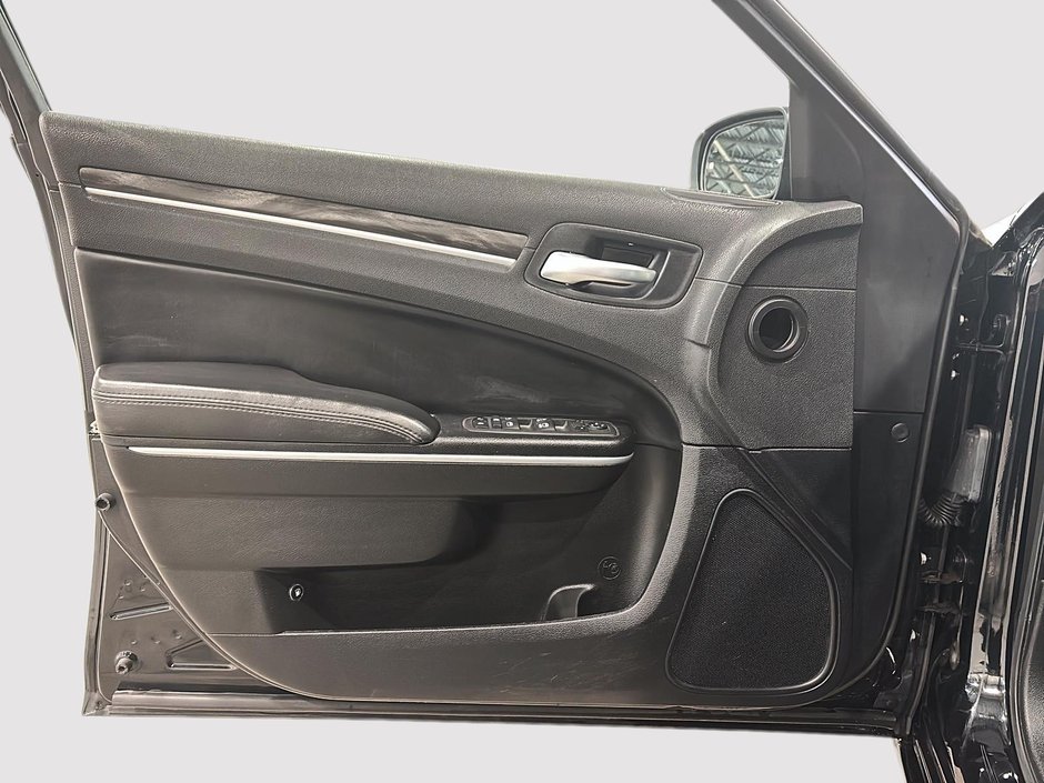 2022 Chrysler 300 Touring L AWD-8