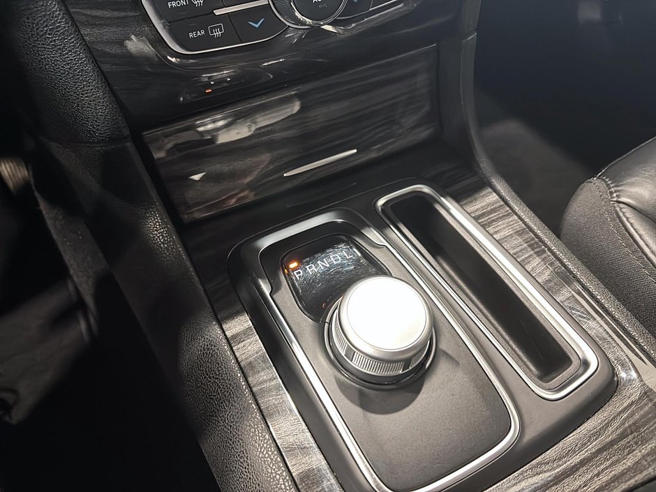 2022 Chrysler 300 Touring L AWD-12