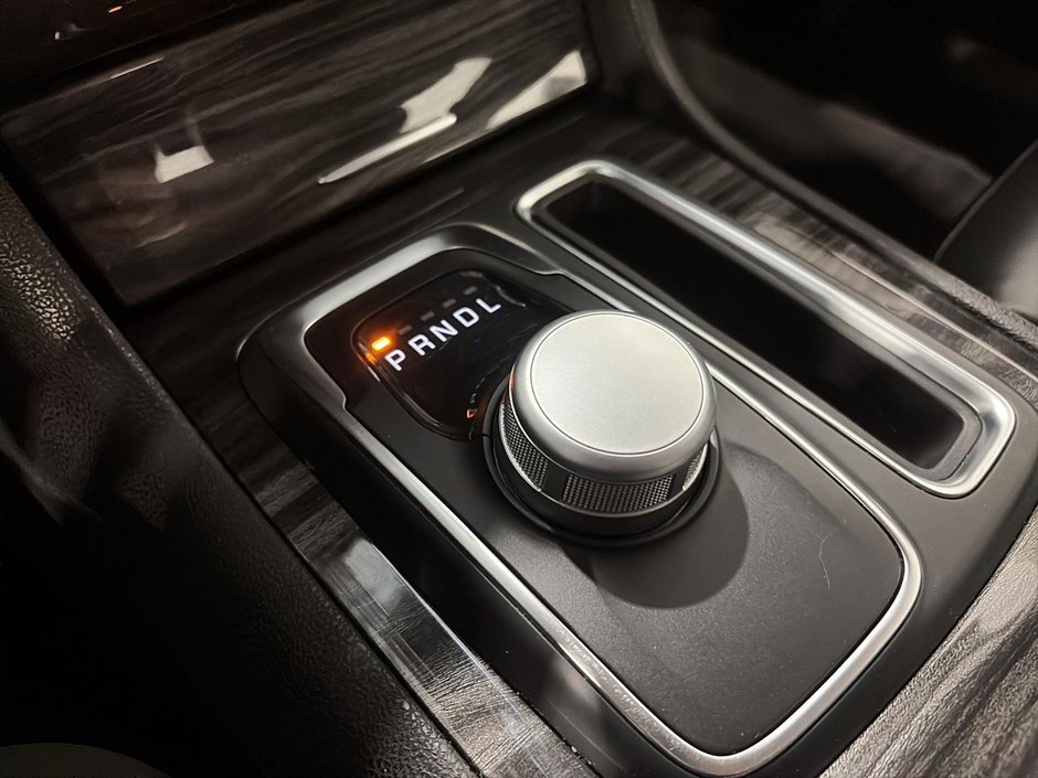 2022 Chrysler 300 Touring L AWD-12