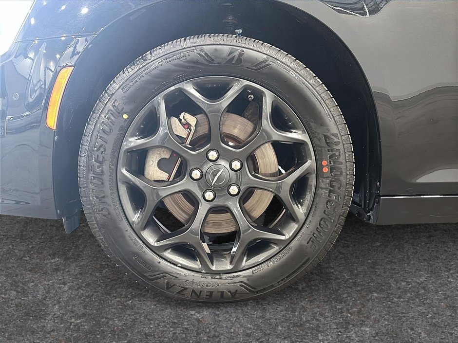 2022 Chrysler 300 Touring L AWD-5