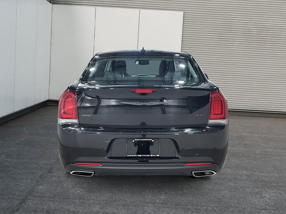 2022 Chrysler 300 Touring L AWD-2