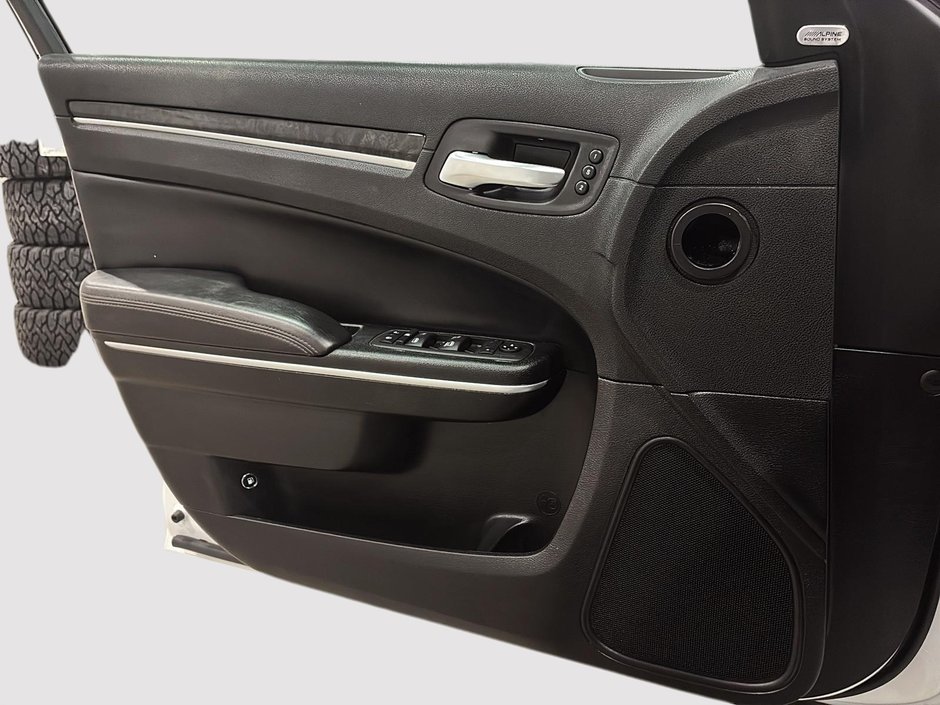 Chrysler 300 Touring L 2023-9