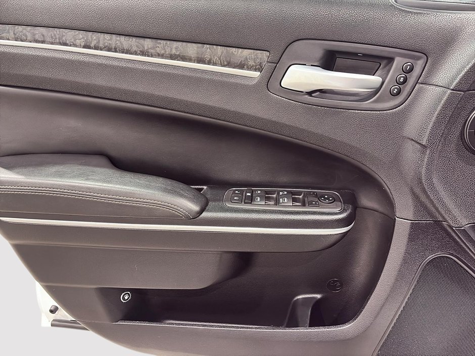 Chrysler 300 Touring L 2023-9