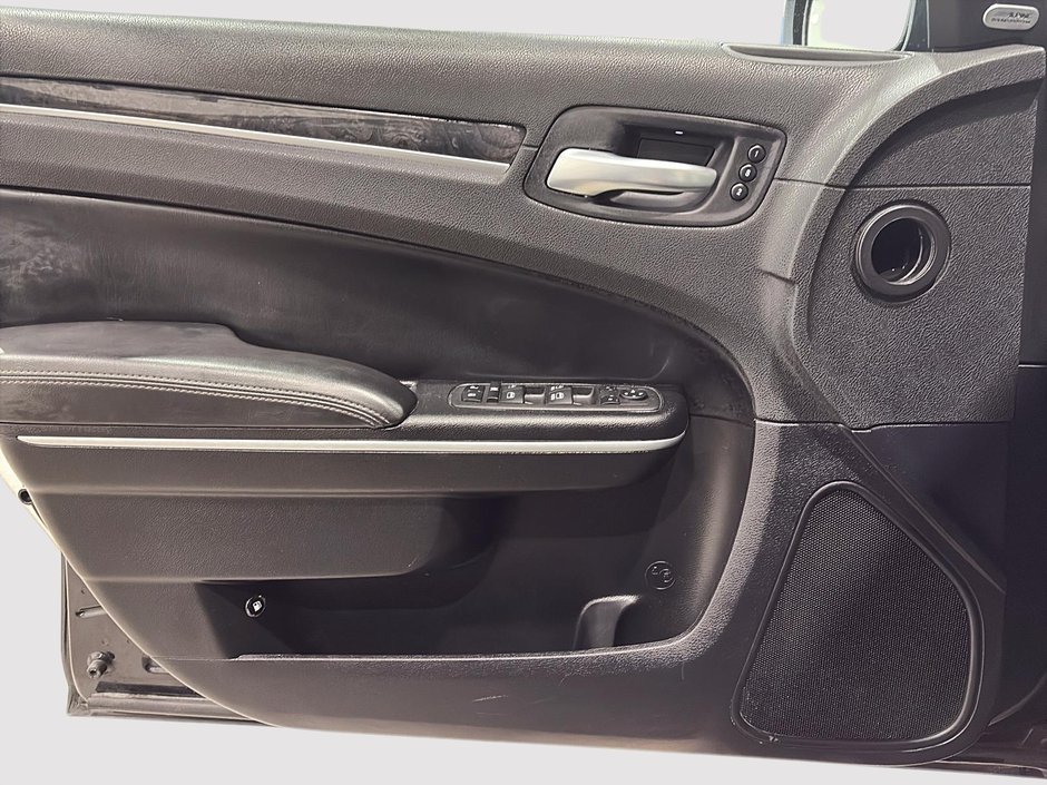 Chrysler 300 Touring L 2023-9