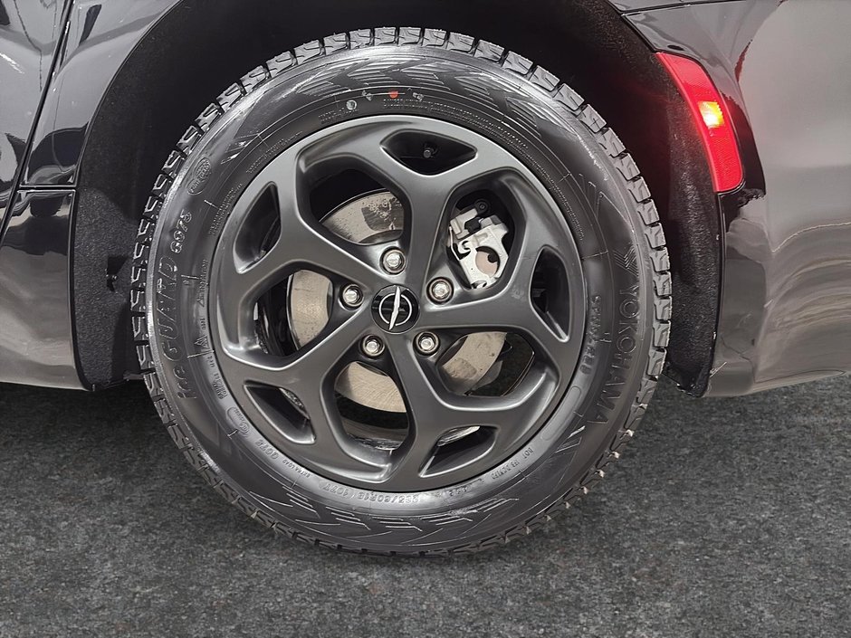 Chrysler Pacifica Hybrid Premium S Appearance 2024-8