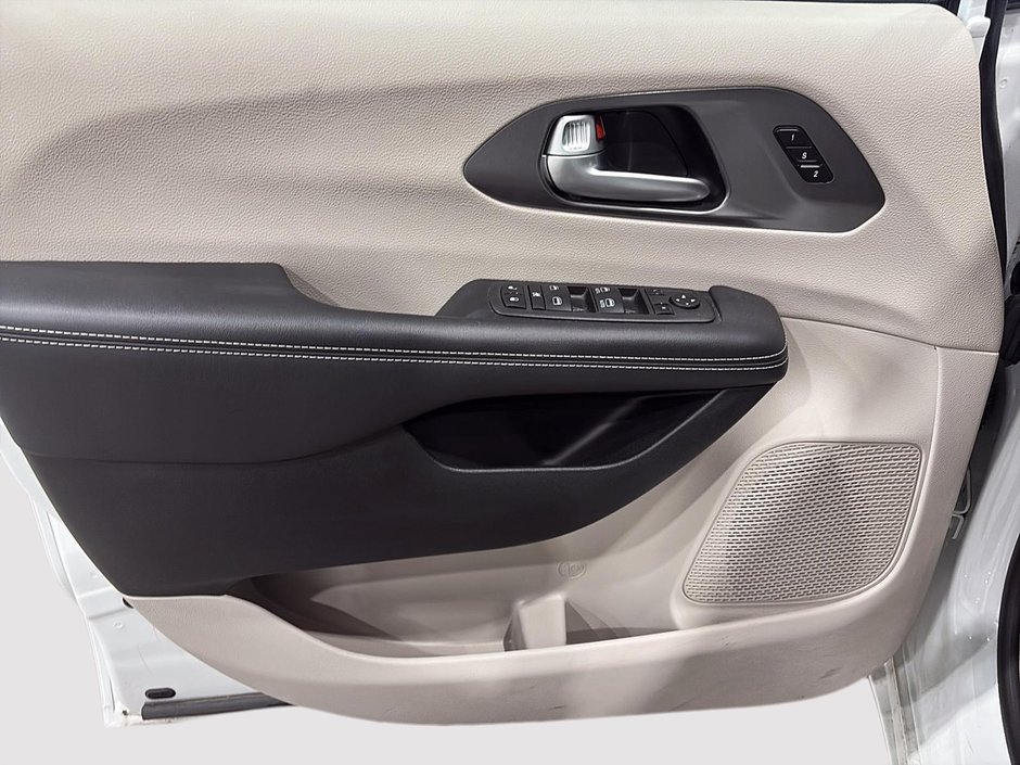 2024 Chrysler Pacifica Touring-L-9
