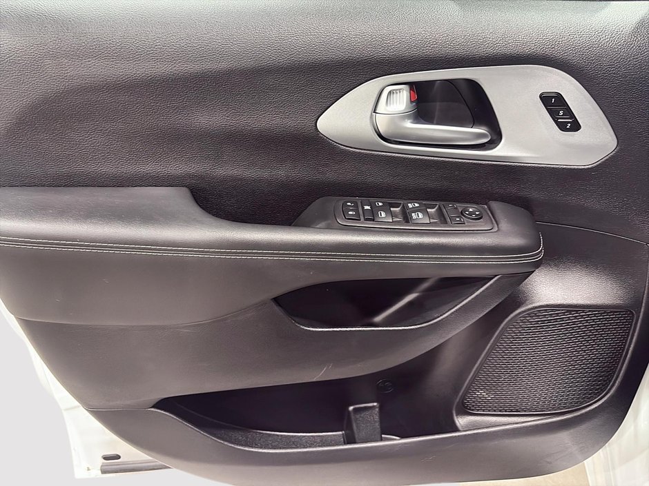 2024 Chrysler Pacifica Touring-L Apparence S-10