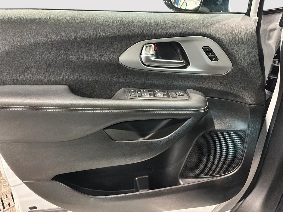 Chrysler Pacifica Limited 2025-9