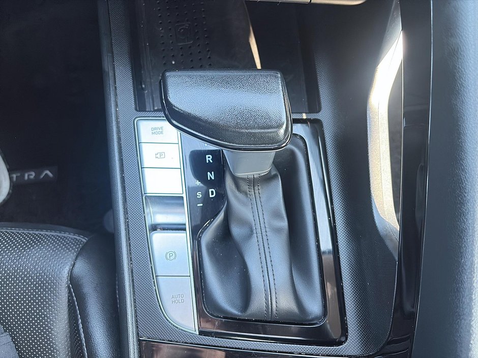 Hyundai Elantra Luxury 2023-12
