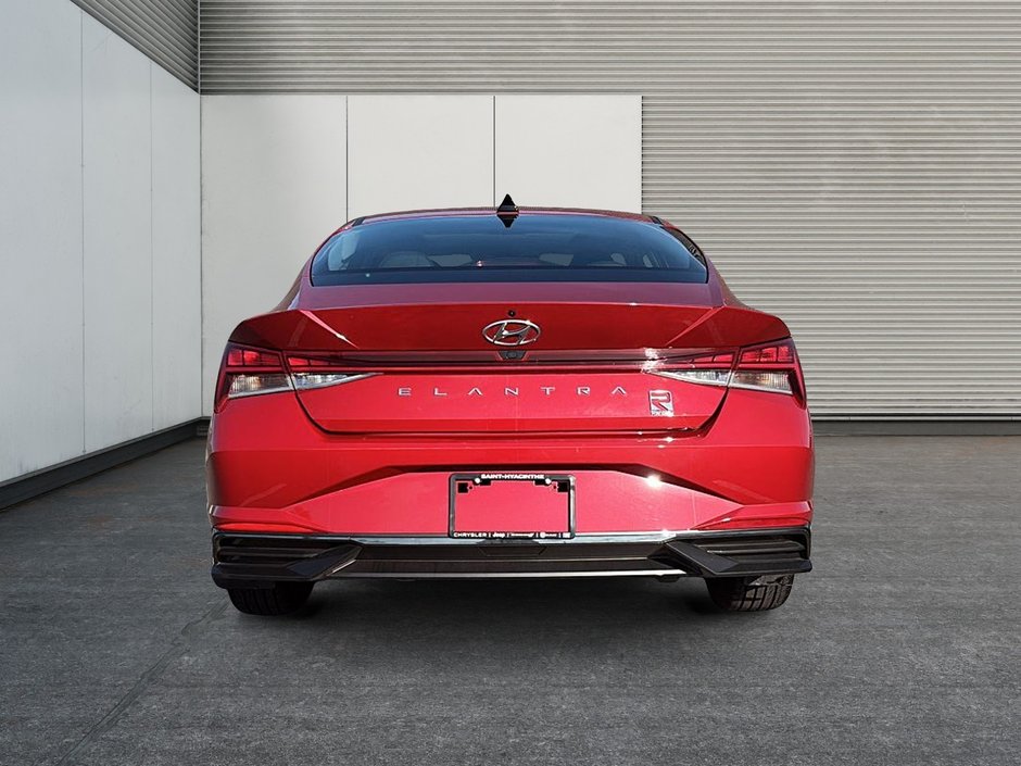 Hyundai Elantra Luxury 2023-2