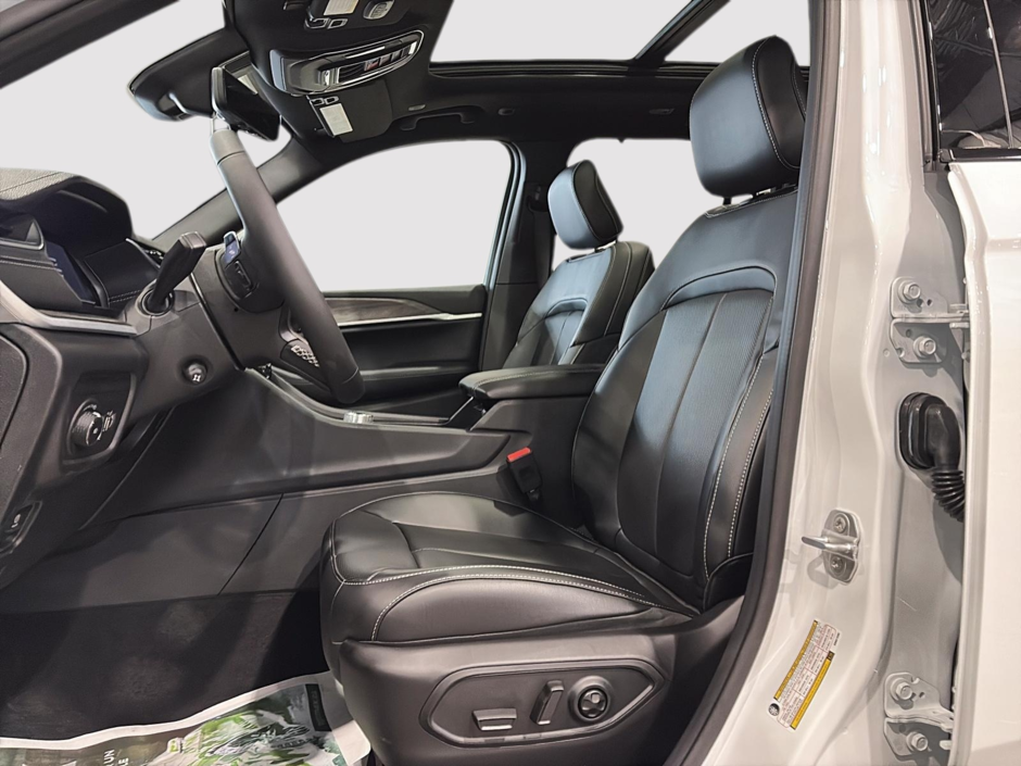 2025 Jeep Grand Cherokee Limited-12