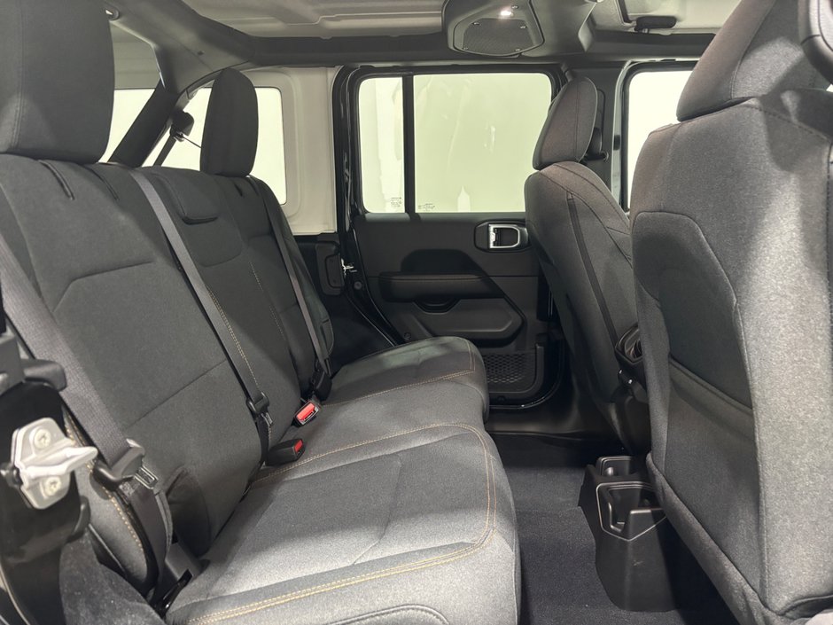 Jeep Wrangler 4-Door SAHARA 2024-11