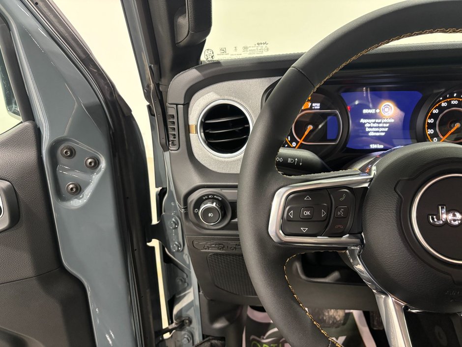 Jeep Wrangler 4-Door SAHARA 2024-14