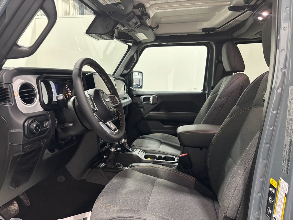 Jeep Wrangler 4-Door SAHARA 2024-13