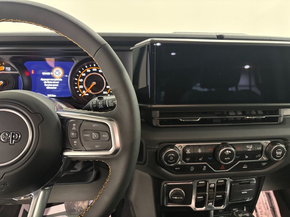 Jeep Wrangler 4-Door SAHARA 2024-15