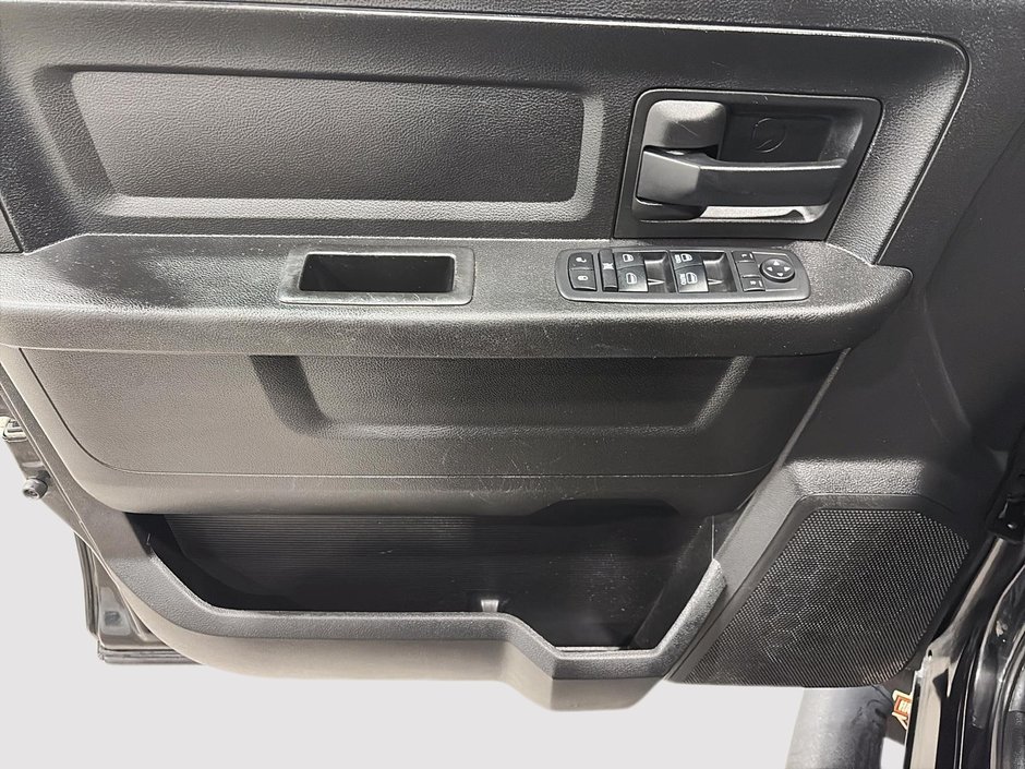 2019 Ram 1500 Classic Express Blackout Crewcab V8 4x4-8