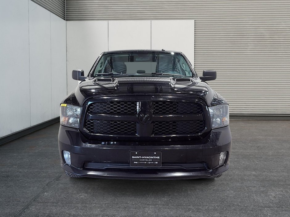 2019 Ram 1500 Classic Express Blackout Crewcab V8 4x4-1