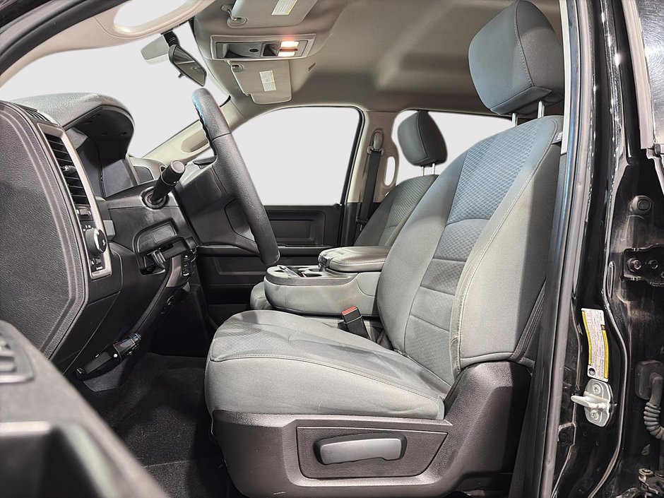 2019 Ram 1500 Classic Express Blackout Crewcab V8 4x4-6