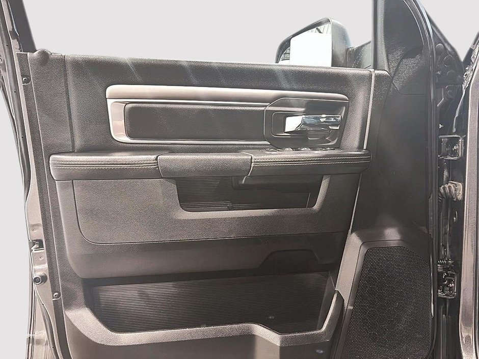 Ram 1500 Classic Warlock Crewcab V6 4x4 2021-8