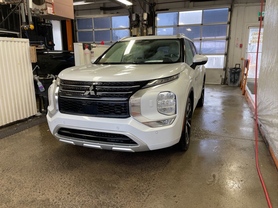 Mitsubishi Outlander PHEV  2023 à St-Jérôme, Québec - w940px