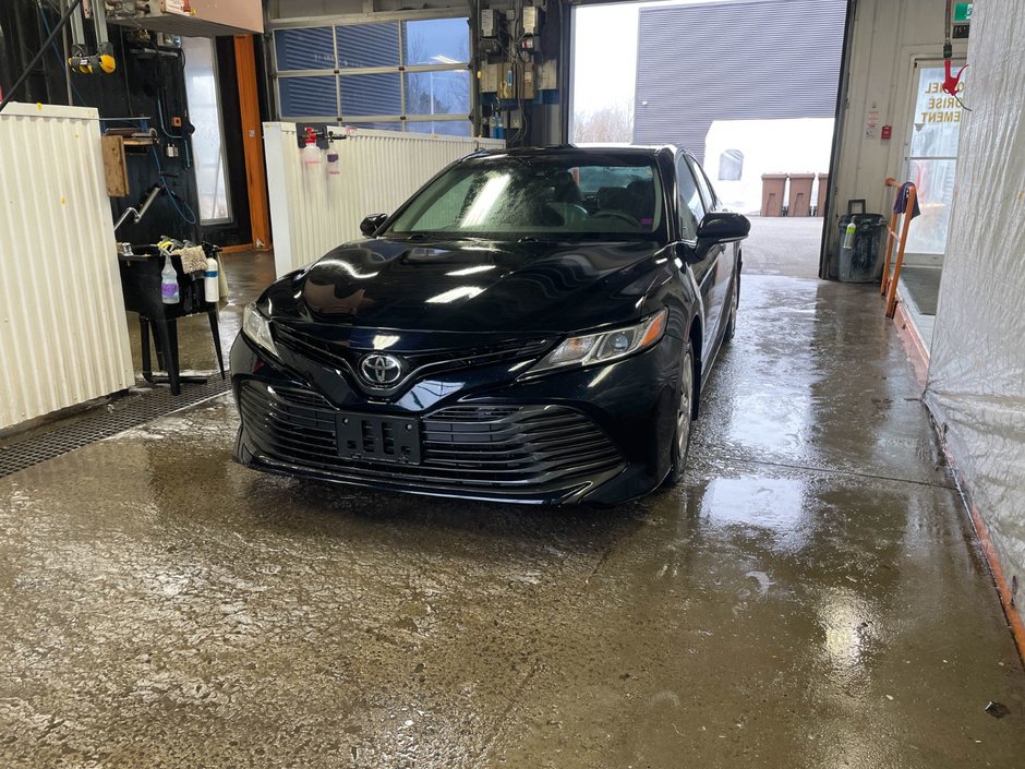 2018 Toyota Camry in St-Jérôme, Quebec - w940px