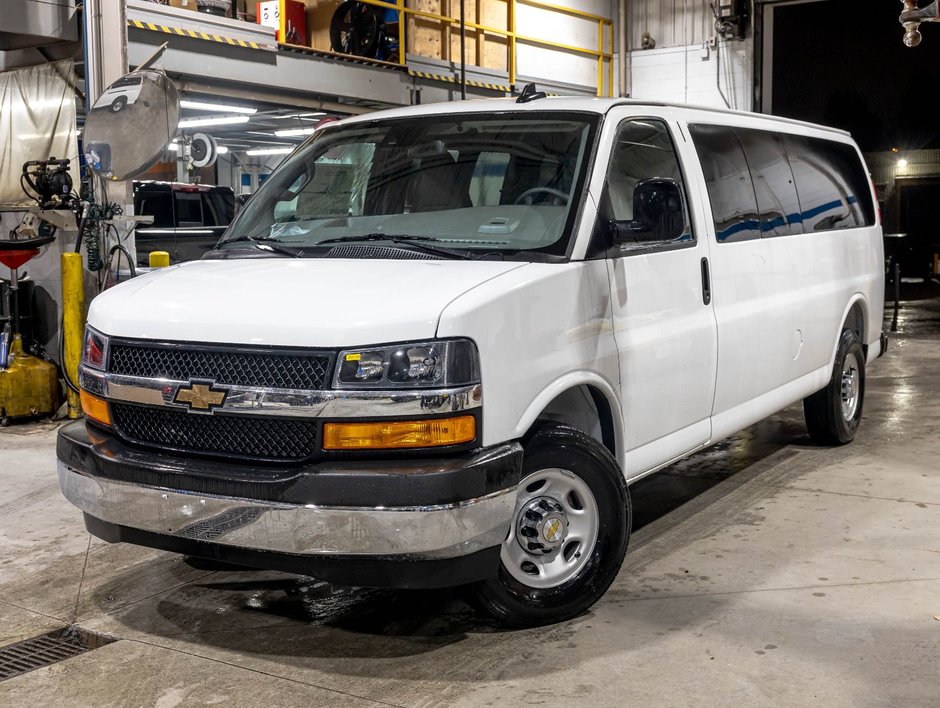 2025 Chevrolet Express Passenger in St-Jérôme, Quebec - w940px