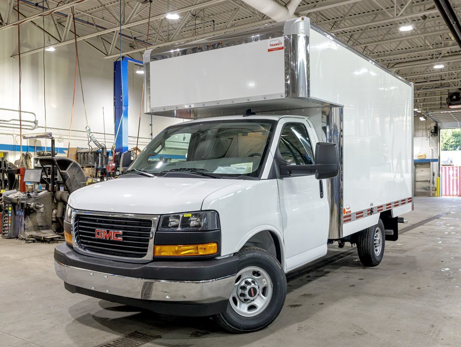 2025 GMC Savana Cutaway 3500 in St-Jérôme, Quebec - w940px
