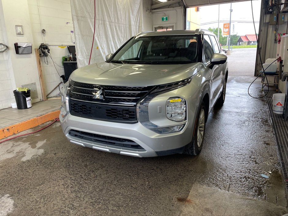 Mitsubishi Outlander Plug-In Hybrid  2024 à St-Jérôme, Québec - w940px