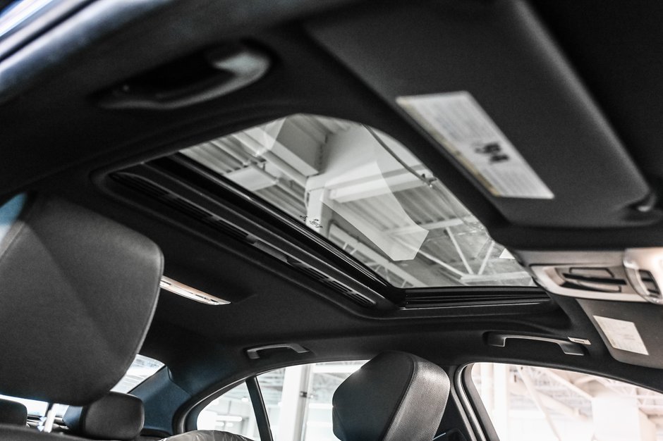 BMW 3 Series 330i xDrive 2017-27