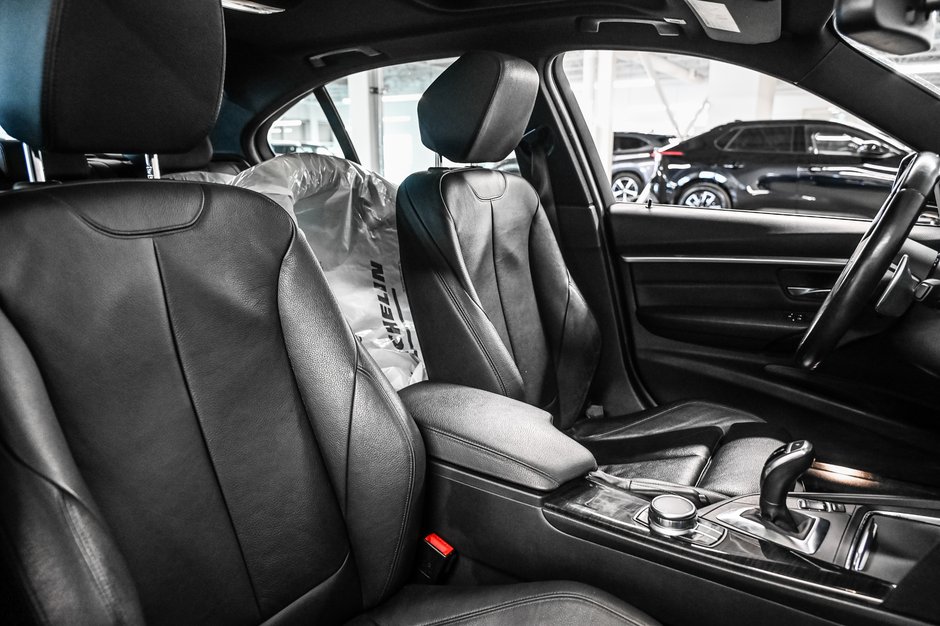 BMW 3 Series 330i xDrive 2017-26