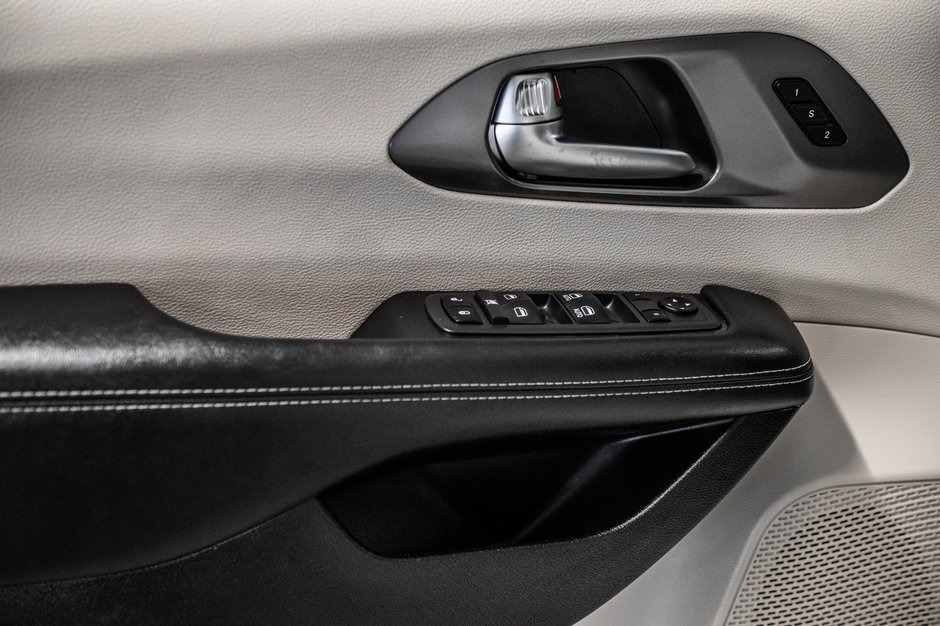 2022 Chrysler Pacifica Touring L-14