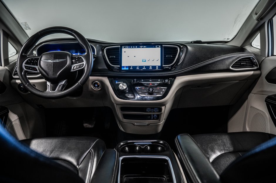 2022 Chrysler Pacifica Touring L-28