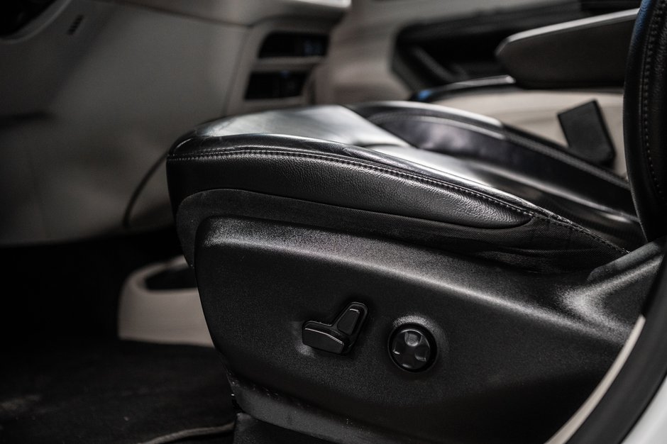 2022 Chrysler Pacifica Touring L-16