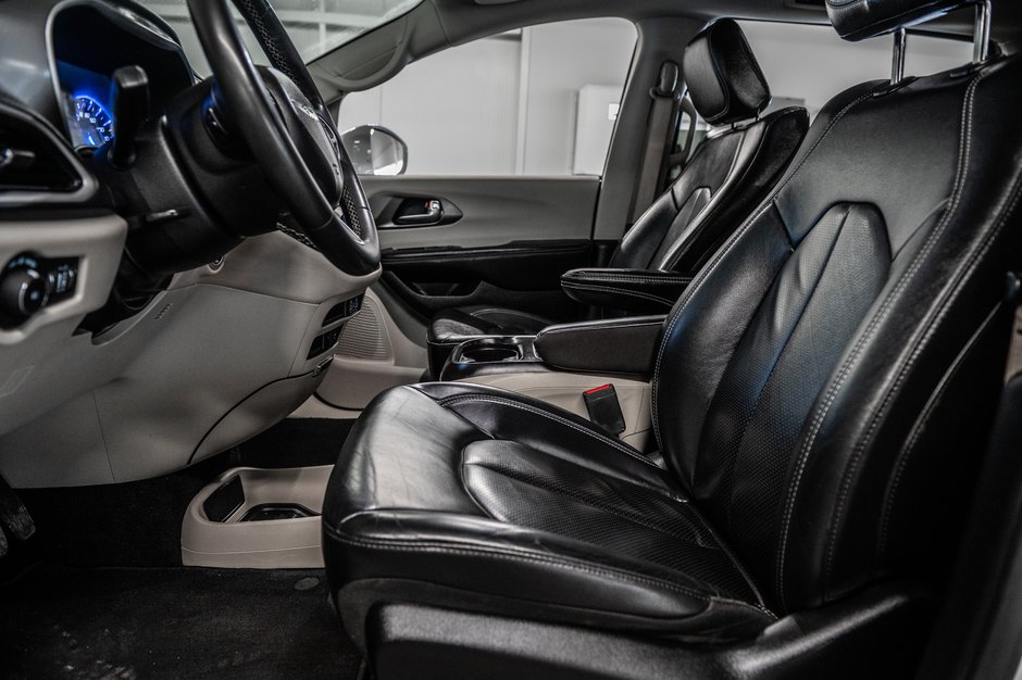 2022 Chrysler Pacifica Touring L-15