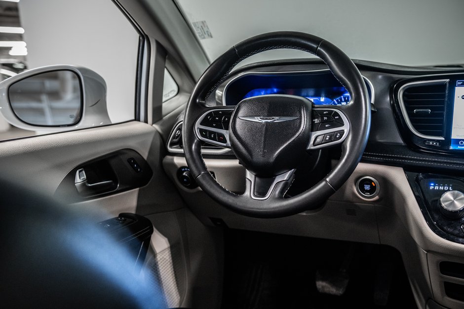 2022 Chrysler Pacifica Touring L-29